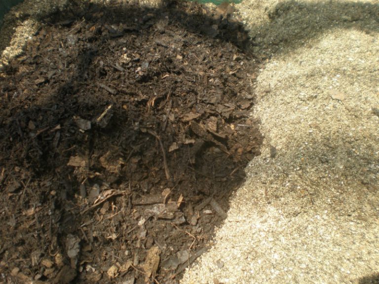 プランターなどで使用した古い培養土を再生させて再利用する方法 米ぬかや腐葉土などを使用します