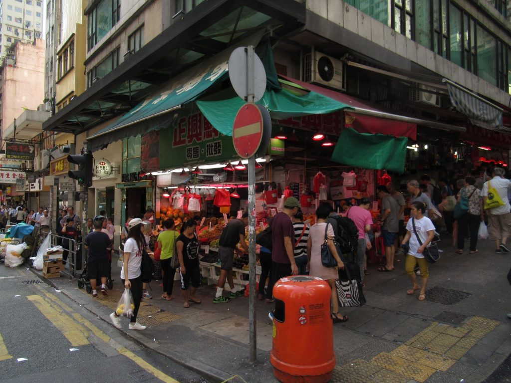 香港の街角にある八百屋さん